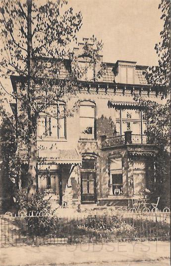 Website foto's 20150028.jpg - Villa "Oranje" aan de Wilhelminalaan 30. Gebouwd in 1900. De naam "Oranje" komt als eerste voor in het Adresboek van Zeist vanaf 1907 tot 1936 en dan wordt het niet meer bij gehouden. Misschien worden de namen van deze 2 villa’s "Nassau" en "Oranje" ooit nog terug geplaatst. In een advertentie van de Kleine Courant van 08-04- 1907 staat geschreven: Villa Oranje Inrichting voor Zieke en Herstellende patiënten in de onmiddellijk  nabijheid van Bosch en Park. Villa "Oranje" kreeg in 1929 een telefoonaansluiting, het eerste nummer was Tel: 960 en was eigendom van Dames van Schaik en in 1935 is het nummer gewijzigd naar Tel: 2462 en was eigendom van L. Alblas, kantoorbediende van beroep. Zie volgende foto nog een opname van deze villa. Opname omstreeks 1925.